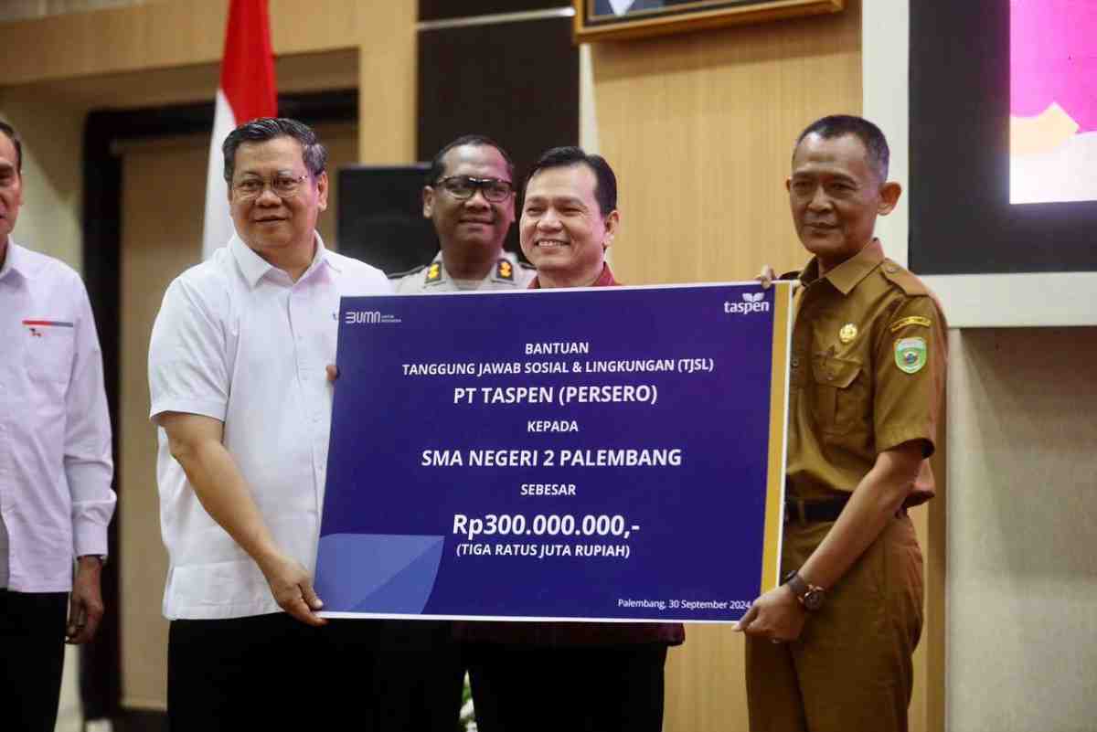 Penjabat (Pj) Gubernur Sumsel Elen Setiadi menyerahkan bantuan Tanggung Jawab Sosial Lingkungan (TJSL) dari PT. Taspen Persero dan Indonesia Financial Group (IFG), Selasa (1/10/2024). Foto: Humas Pemprov Sumsel.