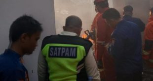 Warga dan petugas berjibaku padamkan api yang melahap dua rumah di Plaju Palembang, Rabu (30/10/2024). Foto: Sumselheadline/Ela.