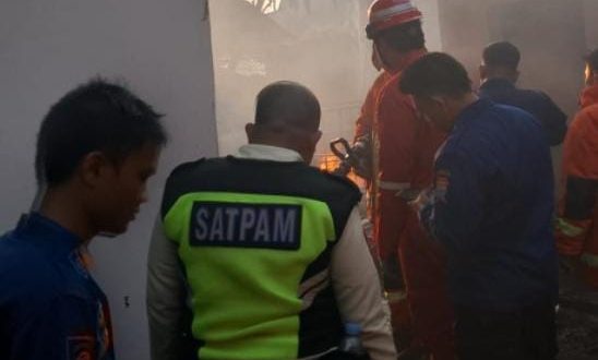 Warga dan petugas berjibaku padamkan api yang melahap dua rumah di Plaju Palembang, Rabu (30/10/2024). Foto: Sumselheadline/Ela.
