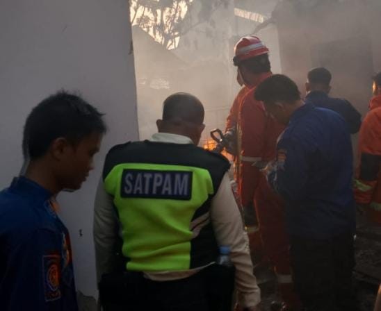 Warga dan petugas berjibaku padamkan api yang melahap dua rumah di Plaju Palembang, Rabu (30/10/2024). Foto: Sumselheadline/Ela.