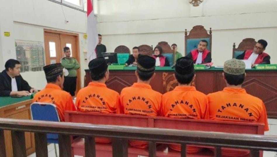 Lima pelaku penganiaya pencuri kotak amal divonis tiga tahun penjara, Jumat (25/10/2024). Foto: Sumselheadline/Ela.