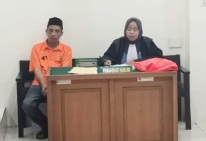 Yudi Utama, pencuri laptop, menjadi terdakwa di PN Palembang, Rabvu (30/10/2024). Foto: Sumselheadline/Ela.
