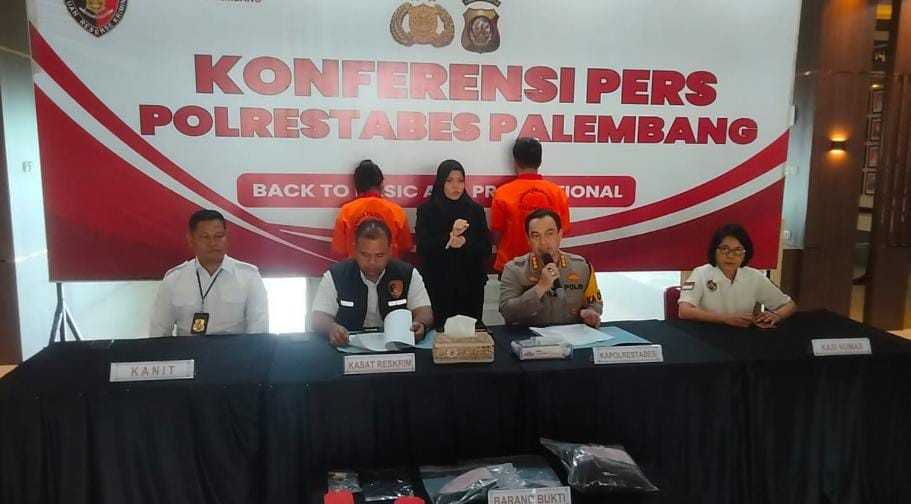 Ade Oyang dan kekasihnya Vivi ditangkap kasus pencurian sepeda motor, Senin (7/10/2024). Foto: Sumselheadline/Ela.