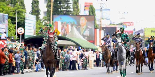 Pertunjukan pasukan berkuda di perayaan HUT TNI di Kodam II Sriwijaya, Sabtu (5/10/2024). Foto: Humas Pemprov Sumsel.