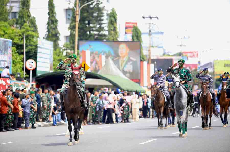 Pertunjukan pasukan berkuda di perayaan HUT TNI di Kodam II Sriwijaya, Sabtu (5/10/2024). Foto: Humas Pemprov Sumsel.