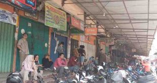 Para pedagang Pasar 16 Ilir menutup tokonya dan menggelar aksi ke Polda Sumsel, Rabu (16/10/2024). Foto: Sumselheadline/Pitria.