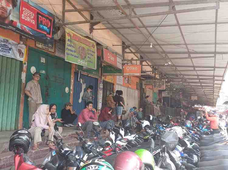 Para pedagang Pasar 16 Ilir menutup tokonya dan menggelar aksi ke Polda Sumsel, Rabu (16/10/2024). Foto: Sumselheadline/Pitria.