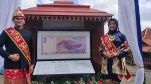 Dua pagar ayu dengan latar foto uang kertas pecahan Rp 10.000 edisi cetak 2005. Foto: Sumselheadline/Pitria.