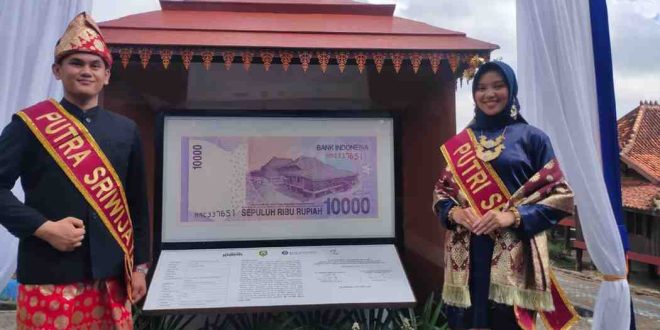 Dua pagar ayu dengan latar foto uang kertas pecahan Rp 10.000 edisi cetak 2005. Foto: Sumselheadline/Pitria.