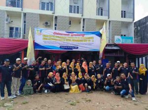 Para panitia HUT Ulbamas foto jelang perayaan HUT ke-3 di Kafe RD, Palembang, Minggu (6/10/2024). Foto: Dok Ulbamas.