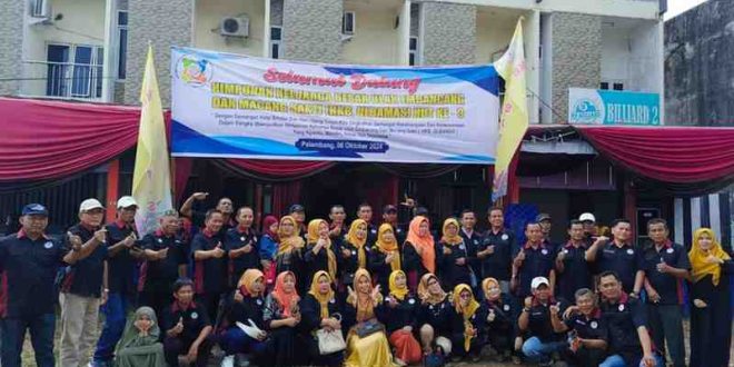 Para panitia HUT Ulbamas foto jelang perayaan HUT ke-3 di Kafe RD, Palembang, Minggu (6/10/2024). Foto: Dok Ulbamas.