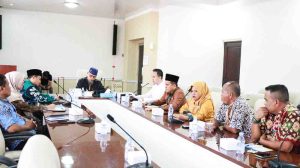 Asisten Pemerintahan dan Kesejahteraan Rakyat, H. Yudi Herzandi memimpin rapat hasil verifikasi calon jemaah umrah, yang akan dibiayai oleh Pemkab Muba, Jumat (25/10/2024). Foto: Kominfo Muba.
