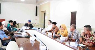 Asisten Pemerintahan dan Kesejahteraan Rakyat, H. Yudi Herzandi memimpin rapat hasil verifikasi calon jemaah umrah, yang akan dibiayai oleh Pemkab Muba, Jumat (25/10/2024). Foto: Kominfo Muba.