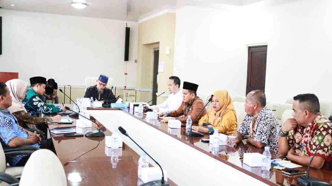 Asisten Pemerintahan dan Kesejahteraan Rakyat, H. Yudi Herzandi memimpin rapat hasil verifikasi calon jemaah umrah, yang akan dibiayai oleh Pemkab Muba, Jumat (25/10/2024). Foto: Kominfo Muba.