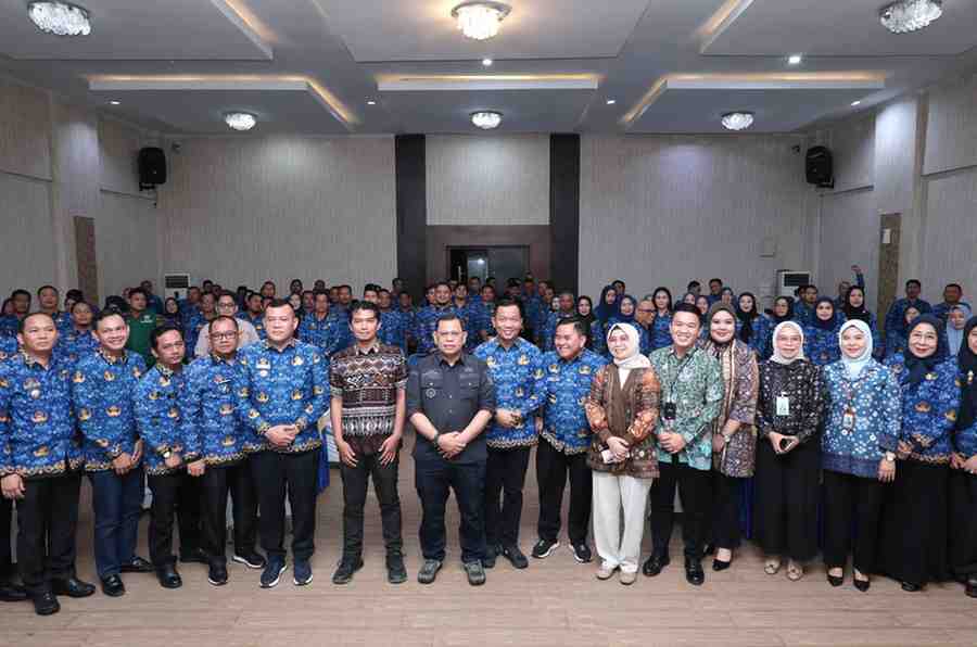 Pj Walikota Palembang, A Damenta dalam Rapat Kerja Koordinasi dan Evaluasi Pajak Bumi dan Bangunan (PBB) Tahun 2024 di Aula Bapenda Kota Palembang, Kamis (17/10/2025). Foto: Kominfo Palembang.