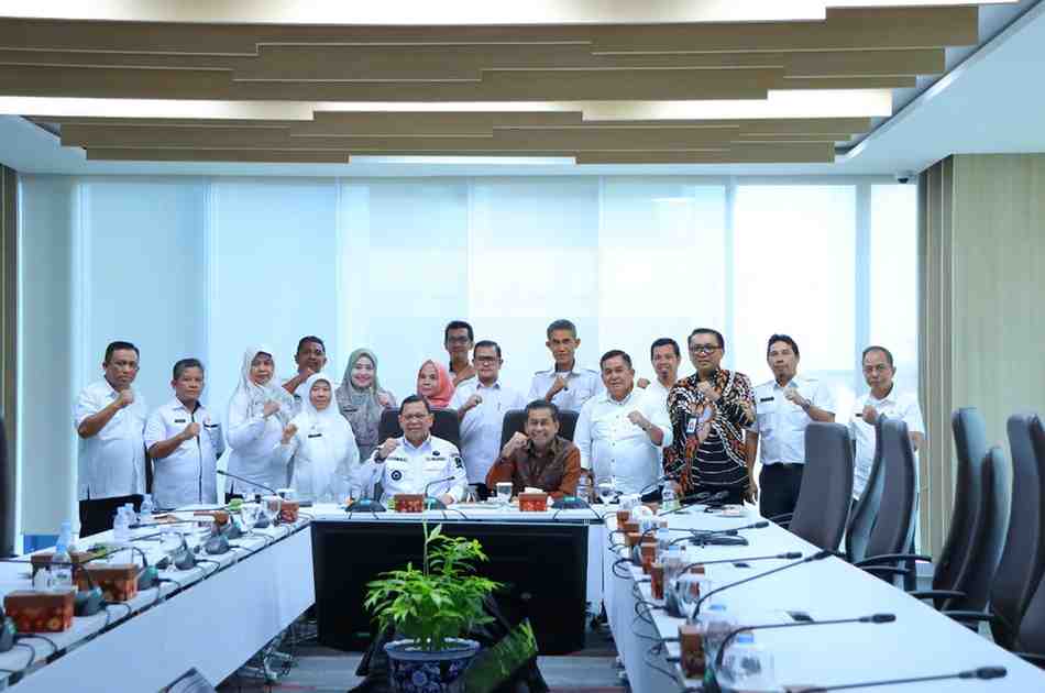 Pj Walikota Palembang, A Damenta saat silaturahim ke kantor OJK Sumbagsel, Rabu (16/10/2024). Foto: Kominfo Palembang.