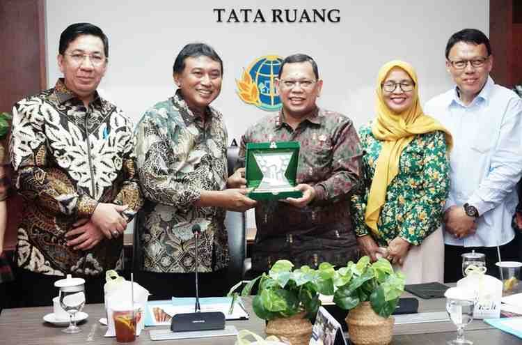 Pj Walikota Palembang, Darmenta usai melakukan paparan rencana permohonan KKPR dengan Dirjen Tata Ruang Kementerian ATR BPR RI Dwi Hariyawan, Kamis (10/10/2024). Foto: Kominfo Palembang.