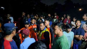 Tim SAR gabungan berhasil menemukan bocah laki-laki AZ (10) yang tenggelam saat mandi bersama teman-temannya di Sungai Musi Palembang pada Sabtu (5/10/2024). Foto: Sumselheadline/Ela.