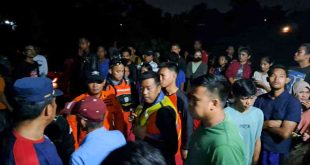 Tim SAR gabungan berhasil menemukan bocah laki-laki AZ (10) yang tenggelam saat mandi bersama teman-temannya di Sungai Musi Palembang pada Sabtu (5/10/2024). Foto: Sumselheadline/Ela.