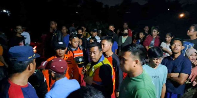 Tim SAR gabungan berhasil menemukan bocah laki-laki AZ (10) yang tenggelam saat mandi bersama teman-temannya di Sungai Musi Palembang pada Sabtu (5/10/2024). Foto: Sumselheadline/Ela.