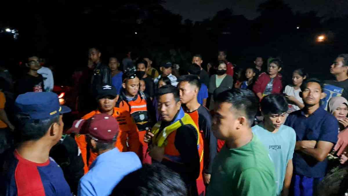 Tim SAR gabungan berhasil menemukan bocah laki-laki AZ (10) yang tenggelam saat mandi bersama teman-temannya di Sungai Musi Palembang pada Sabtu (5/10/2024). Foto: Sumselheadline/Ela.