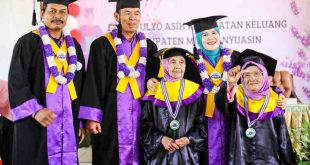 Ketua TPKK Kabupaten Muba Hj Triana Sandi Fahlepi, Rabu (22/10/2024) di Gedung Balai Desa Desa Mulyo Asih Kecamatan Keluang, bersama sejumlah lansia yang diwiisuda. Foto: Kominfo Muba.