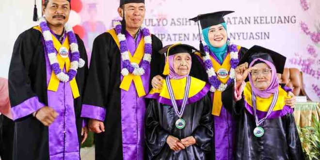 Ketua TPKK Kabupaten Muba Hj Triana Sandi Fahlepi, Rabu (22/10/2024) di Gedung Balai Desa Desa Mulyo Asih Kecamatan Keluang, bersama sejumlah lansia yang diwiisuda. Foto: Kominfo Muba.