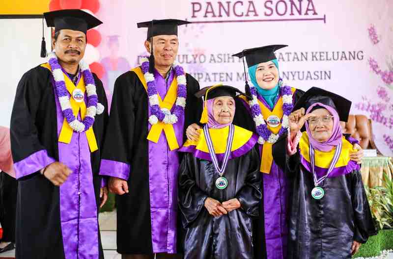 Ketua TPKK Kabupaten Muba Hj Triana Sandi Fahlepi, Rabu (22/10/2024) di Gedung Balai Desa Desa Mulyo Asih Kecamatan Keluang, bersama sejumlah lansia yang diwiisuda. Foto: Kominfo Muba.