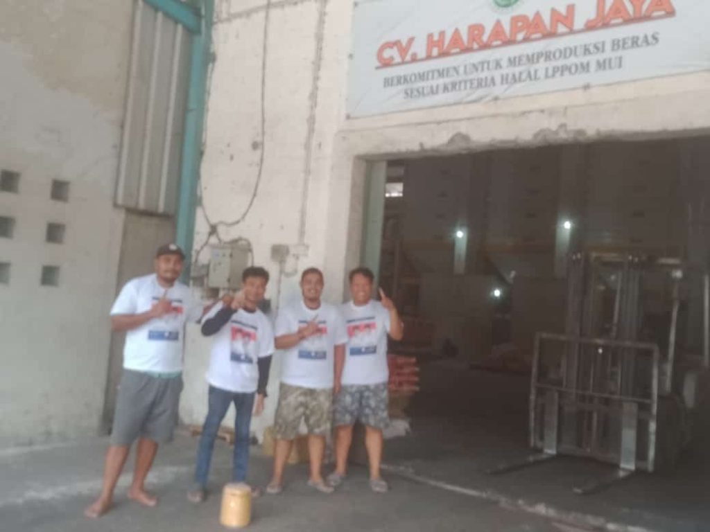 Para karyawan pabrik beras yang kompak pilih HDCU di Pilgub Sumsel. Foto: Dok Pribadi.