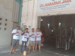Para karyawan pabrik beras yang kompak pilih HDCU di Pilgub Sumsel. Foto: Dok Pribadi.