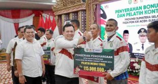 Pj Gubernur Sumsel, Eelen Setiadi secara simbolis memberikan bonus pada para atlet berpretasi di PON Aceh-Sumut. Foto: Humas Pemprov Sumsel.