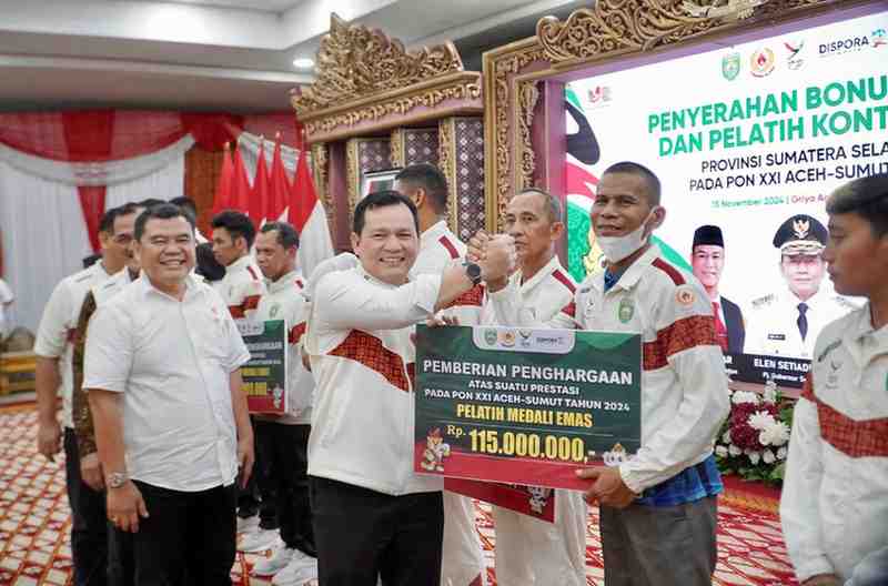 Pj Gubernur Sumsel, Eelen Setiadi secara simbolis memberikan bonus pada para atlet berpretasi di PON Aceh-Sumut. Foto: Humas Pemprov Sumsel.