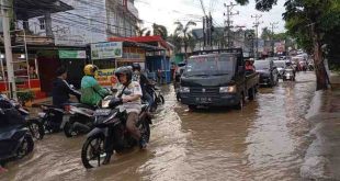 Salah satu kawasan Palembang yang kebanjiran, Selasa (26/11/2024). Foto: Sumselheadline/Pitria.