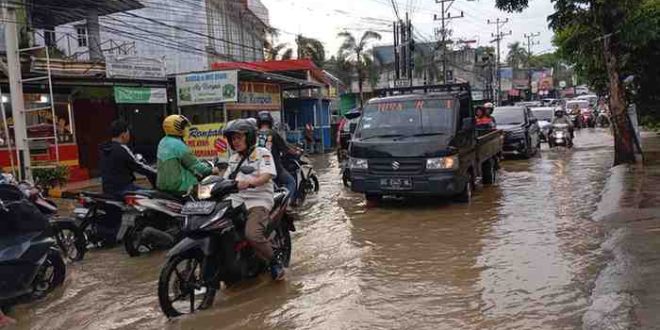 Salah satu kawasan Palembang yang kebanjiran, Selasa (26/11/2024). Foto: Sumselheadline/Pitria.