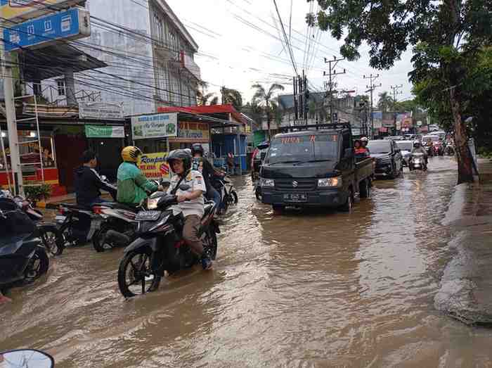 Salah satu kawasan Palembang yang kebanjiran, Selasa (26/11/2024). Foto: Sumselheadline/Pitria.