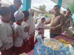 Sejumlah pejabat Pemkab dan Kodim Muba menyerahkan bantuan Program Dapur Masuk Sekolah yang dilaksanakan Kodim 0401 Muba di SD Negeri 2 Desa Lumpatan 2 Kecamatan Sekayu, Jumat (29/11/2024). Foto: Kominfo Muba.
