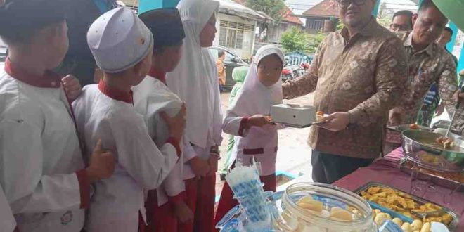 Sejumlah pejabat Pemkab dan Kodim Muba menyerahkan bantuan Program Dapur Masuk Sekolah yang dilaksanakan Kodim 0401 Muba di SD Negeri 2 Desa Lumpatan 2 Kecamatan Sekayu, Jumat (29/11/2024). Foto: Kominfo Muba.