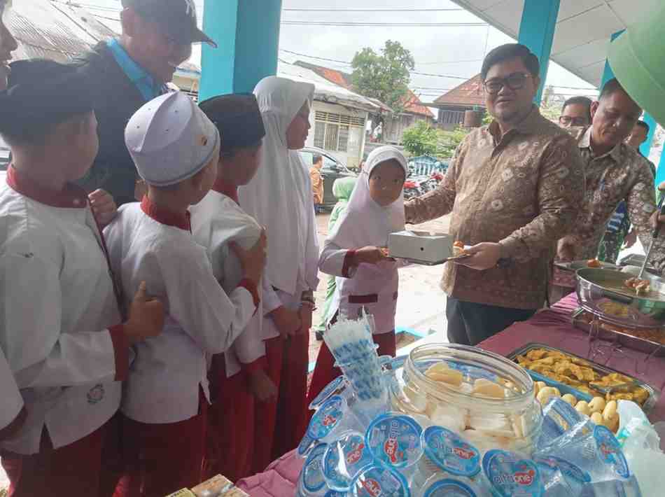 Sejumlah pejabat Pemkab dan Kodim Muba menyerahkan bantuan Program Dapur Masuk Sekolah yang dilaksanakan Kodim 0401 Muba di SD Negeri 2 Desa Lumpatan 2 Kecamatan Sekayu, Jumat (29/11/2024). Foto: Kominfo Muba.