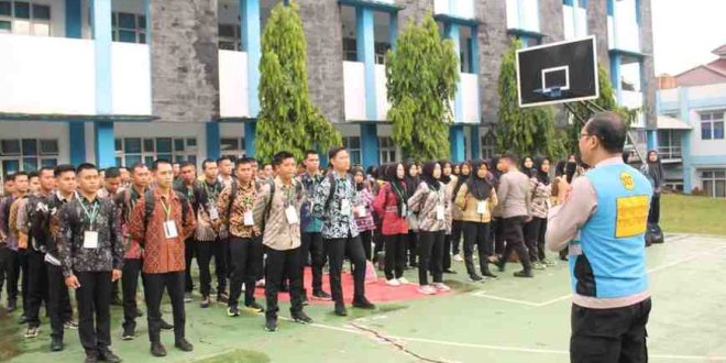 Para peserta yang mengikuti tes Seleksi Penerimaan Anggota Polri Jalur Bakomsus ( Bidang Pertanian, Peternakan, Perikanan Gizi dan Kesehatan Masyarakat T, A.2025 ) mendapat pengarahan. Foto: Dok Humas Polda Sumsel.
