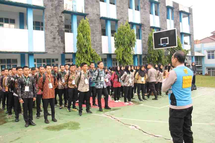 Para peserta yang mengikuti tes Seleksi Penerimaan Anggota Polri Jalur Bakomsus ( Bidang Pertanian, Peternakan, Perikanan Gizi dan Kesehatan Masyarakat T, A.2025 ) mendapat pengarahan. Foto: Dok Humas Polda Sumsel.