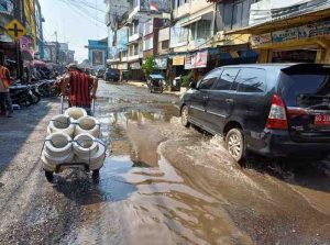 Jalan rusak dan tergenang di kawasan Megaria, Palembang, akibat proyek IPAL, Kamis (13/11/2024). Foto: Sumselheadline/Pitria.