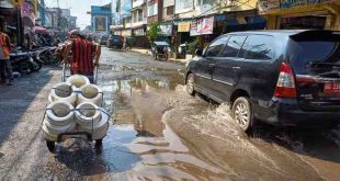 Jalan rusak dan tergenang di kawasan Megaria, Palembang, akibat proyek IPAL, Kamis (13/11/2024). Foto: Sumselheadline/Pitria.