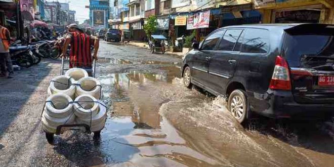 Jalan rusak dan tergenang di kawasan Megaria, Palembang, akibat proyek IPAL, Kamis (13/11/2024). Foto: Sumselheadline/Pitria.