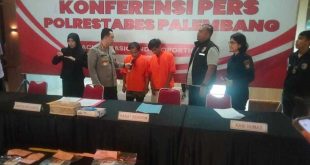 Djiandi Faisal (25) dan rekannya Yudhi (47), ditangkap karena merampas sepeda motor di Jl Kol Barlain Palembang. Foto: Sumselheadline/Ela.