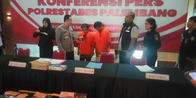 Djiandi Faisal (25) dan rekannya Yudhi (47), ditangkap karena merampas sepeda motor di Jl Kol Barlain Palembang. Foto: Sumselheadline/Ela.