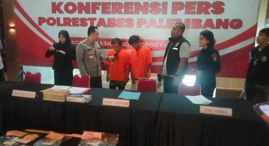 Djiandi Faisal (25) dan rekannya Yudhi (47), ditangkap karena merampas sepeda motor di Jl Kol Barlain Palembang. Foto: Sumselheadline/Ela.