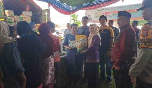 Staf Ahli Bidang Keuangan Pemkab Muba, Suganda AP MSi membuka gerakan pangan murah di Desa Gjah Mati, Sungai Keruh, Kamis (28/11/2024). Foto: Kominfo MUba.