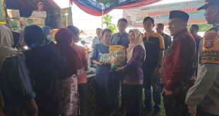 Staf Ahli Bidang Keuangan Pemkab Muba, Suganda AP MSi membuka gerakan pangan murah di Desa Gjah Mati, Sungai Keruh, Kamis (28/11/2024). Foto: Kominfo MUba.