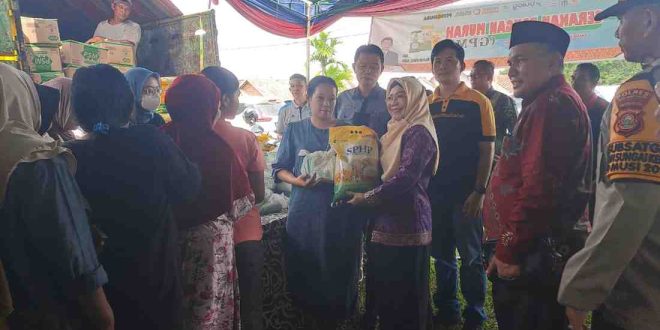 Staf Ahli Bidang Keuangan Pemkab Muba, Suganda AP MSi membuka gerakan pangan murah di Desa Gjah Mati, Sungai Keruh, Kamis (28/11/2024). Foto: Kominfo MUba.
