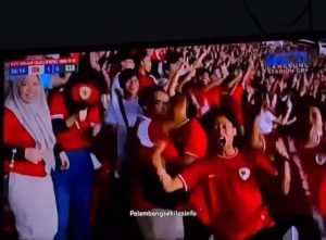 Para penonton bergemuruh saat timnas Indonesia memang atas Arab Saudi di GBK, Jakarta, Selasa (19/11/2024) malam. Foto: screenshot GTV.